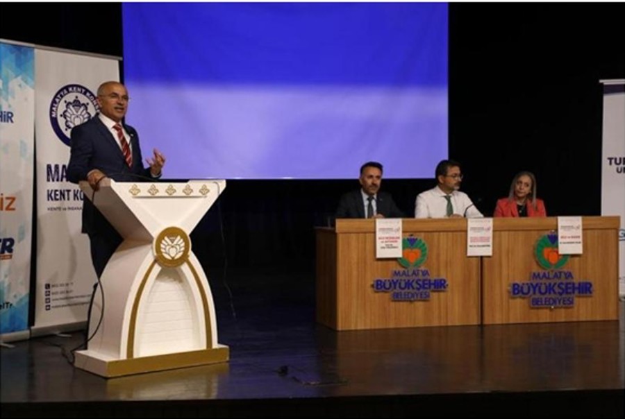 DÖNÜŞEN DÜNYADA AILENIN GELECEĞI PANEL VE ÇALIŞTAYI  