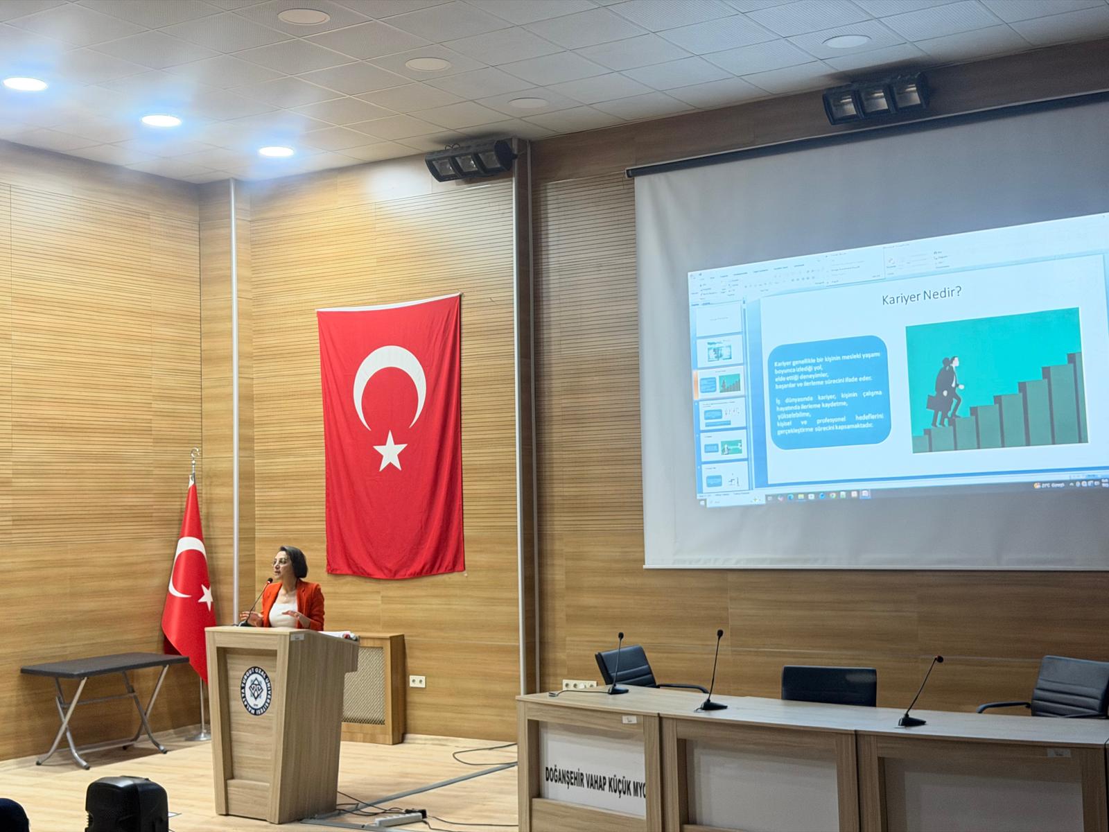 "KARİYER NEDİRKARİYER PLANLAMASI NASIL YAPILMALI" KONULU SÖYLEŞİ PROGRAMI DÜZENLENDİ